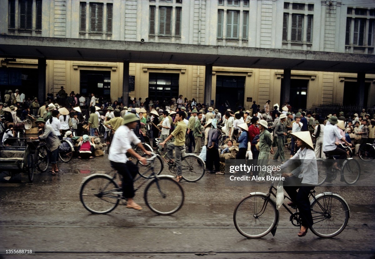 Bên ngoài ga Hà Nội, ngày 15/5/1984. Ảnh: Alex Bowie / Getty Images.