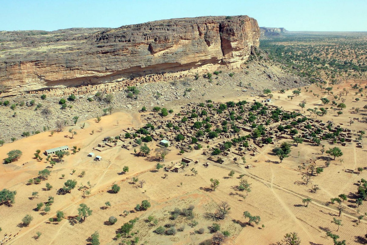 Nằm ở vùng Mopti của đất nước Mali,  vách đá Bandiagara được coi là một trong những cảnh quan ấn tượng nhất ở khu vực Tây Phi. Ảnh: Bandiagara Facebook.