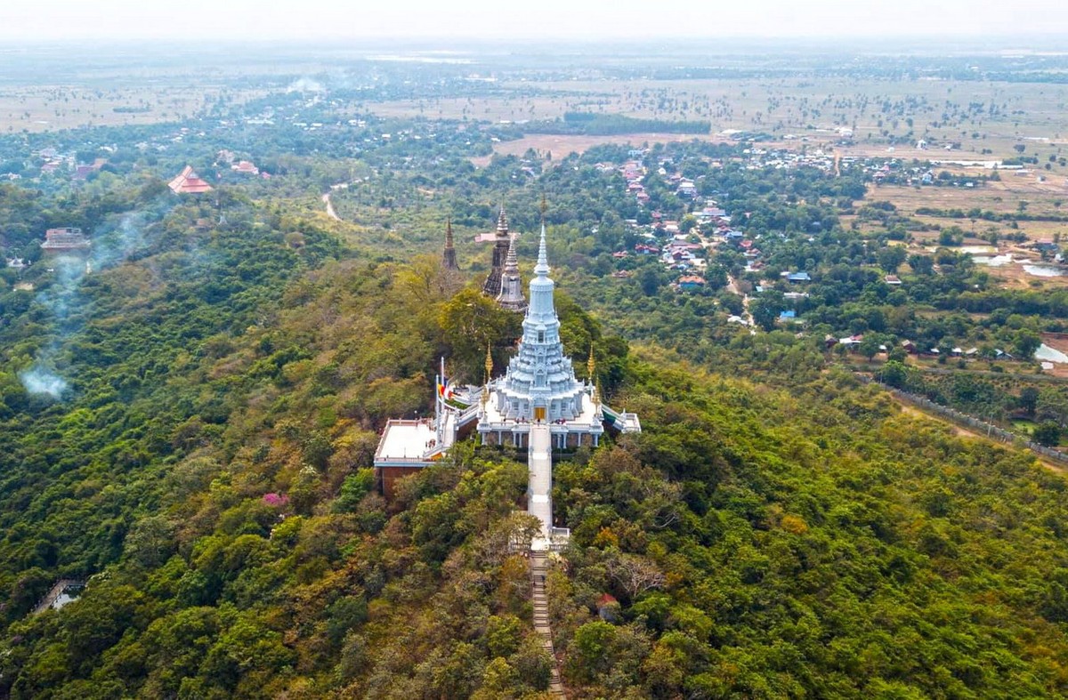 Nằm trên vùng núi Phnom Udong ở tỉnh Kampong Speu, cách thủ đô Phnom Penh khoảng 40 km về phía Tây Bắc,  Oudong là cố đô của Campuchia từ thế kỷ 17-19. Ảnh: Guide trip.