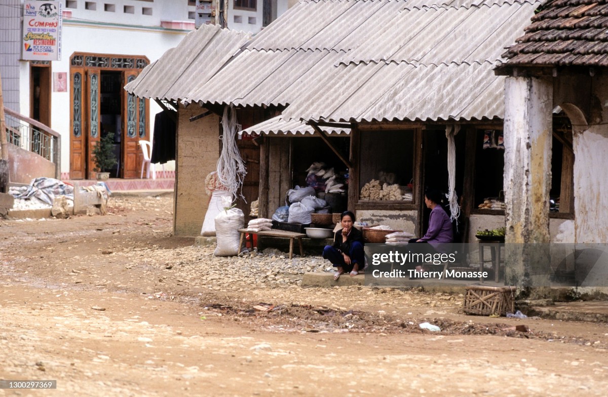 Một góc phố ở trung tâm thị trấn  Sa Pa năm 1997. Ảnh: Thierry Tronnel / Corbis via Getty Images.