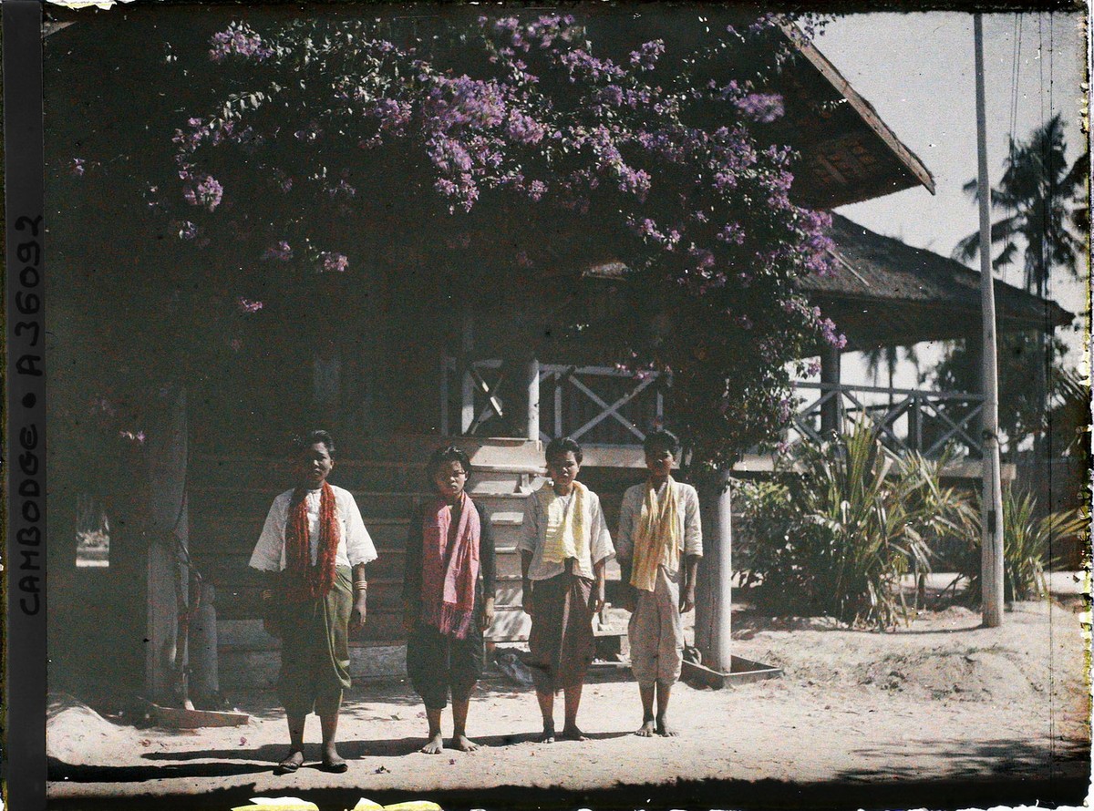 Bốn người phụ nữ đứng dưới giàn hoa giấy, Campuchia năm 1921. Ảnh: Ảnh: Léon Busy / Collections.albert-kahn.hauts-de-seine.fr.