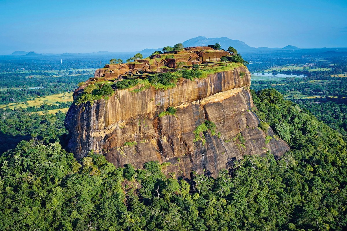 Tọa lạc ở ngoại vi thành phố Matale của đảo quốc Sri Lanka,  Sigiriya (nghĩa là Đá Sư tử) là tên gọi của một di tích cổ xưa độc đáo nổi tiếng thế giới. Ảnh: National Geographic.