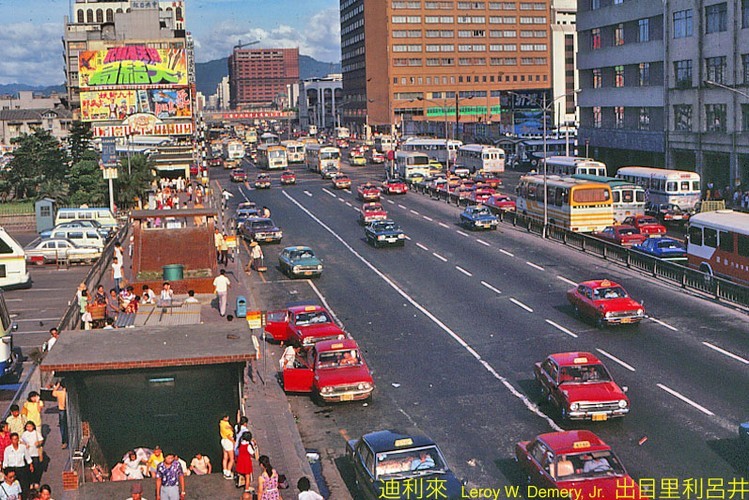 Những chiếc taxi màu đỏ chạy trên đường bên ngoài ga Đài Bắc, thành phố  Đài Bắc năm 1980. Ảnh: Leroy W. Demery, Jr. Flickr.