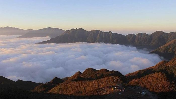 Đỉnh  Tà Chì Nhù với chiều cao là 2979m được mệnh danh là nóc nhà của Yên Bái. Thuộc một phần của khối núi Pú Luông, thuộc dãy núi Hoàng Liên Sơn.