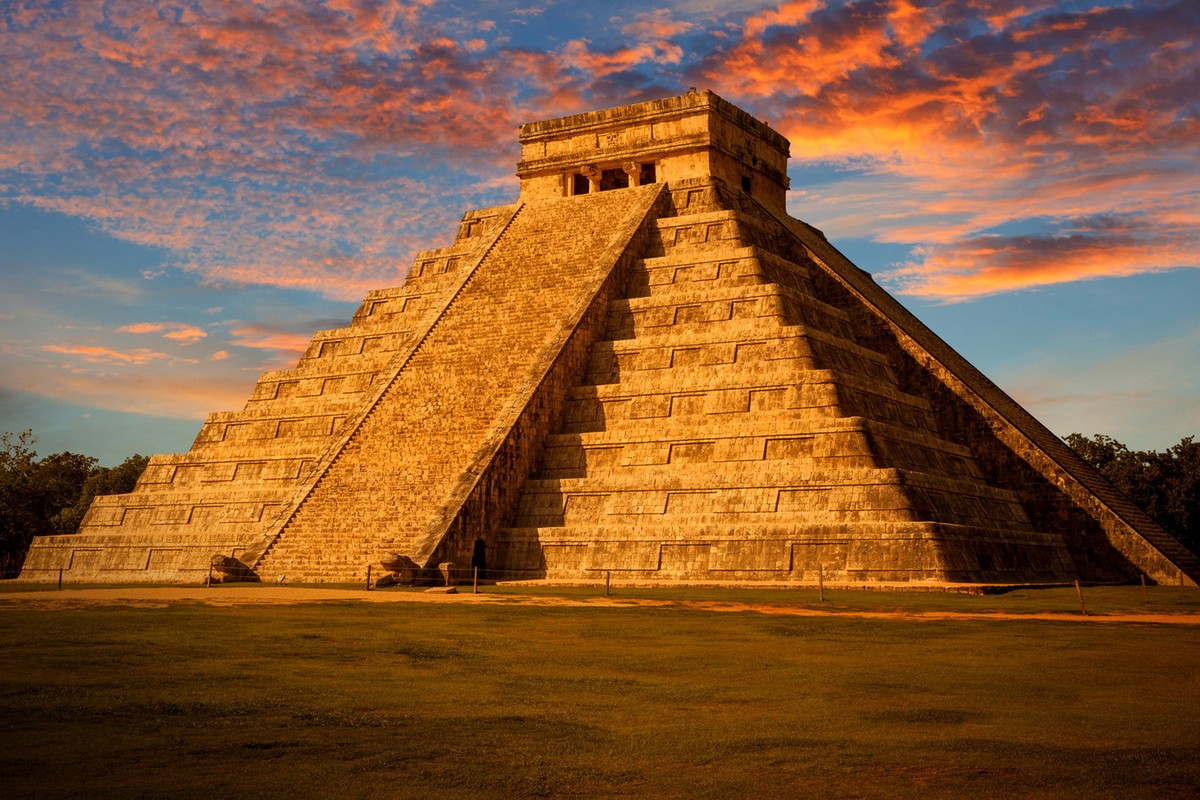 1. Tọa lạc ở thành phố cổ Chichen Itza của Mexico,  kim tự tháp Kukulkan cao 24 mét, có từ khoảng thế kỷ thứ 9. Công trình được coi là một bằng chứng cho kỹ thuật xây dựng và trình độ hiểu biết thiên văn học rất cao của người Maya. Ảnh: Windows Spotlight Images.