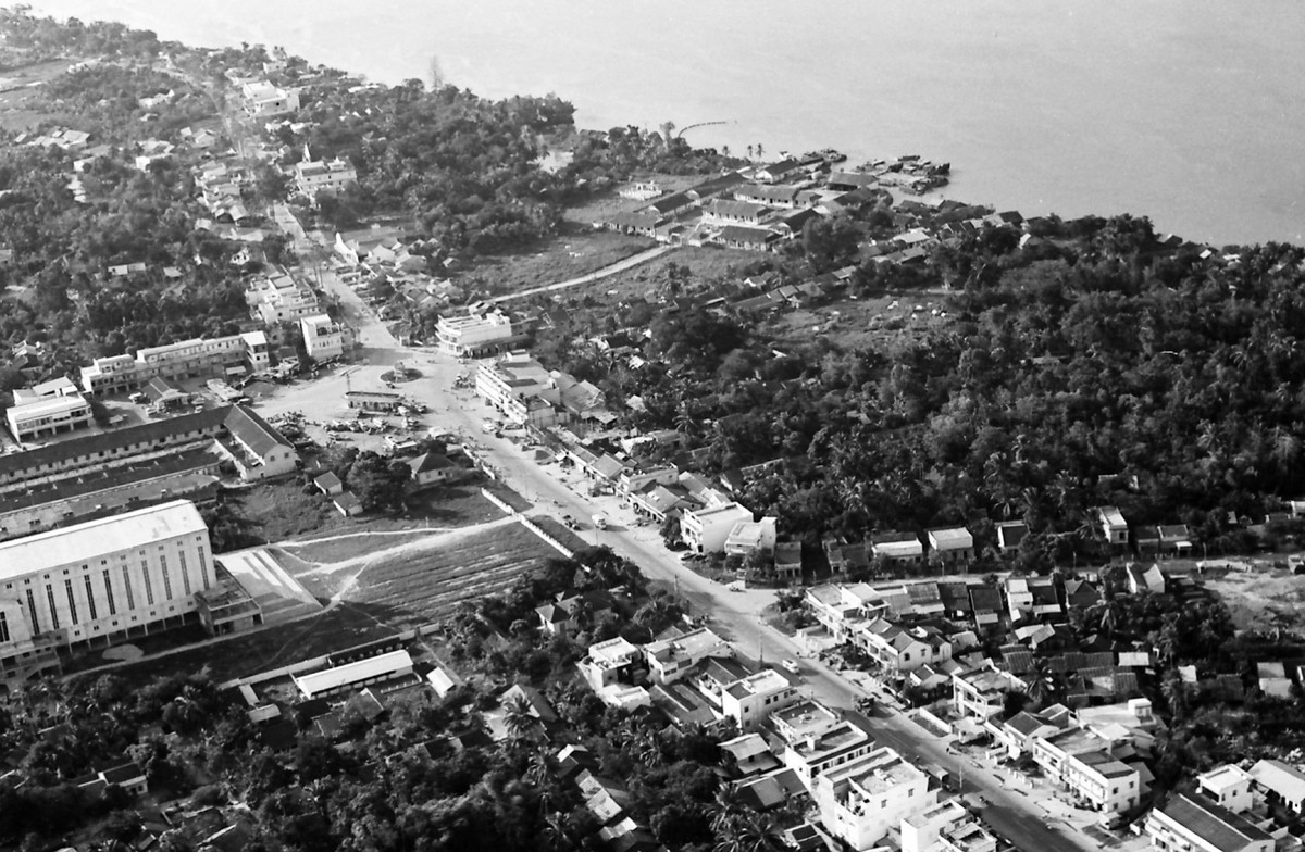 Ngã ba Cần Thơ, khu vực trung tâm thị xã  Vĩnh Long năm 1966-1967 nhìn từ máy bay. Ảnh: R Mahoney / Testequipland.com.