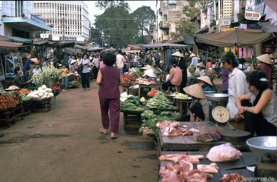 Quang cảnh ở khu vực chợ trung tâm  Buôn Ma Thuột năm 1992. Ảnh: Hpgrumpe.de.