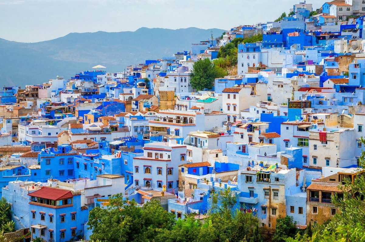 Nằm ở phía Đông Bắc Morocco,  thành phố Chefchaouen được cả thế giới biết đến với màu xanh lam bao phủ lên hầu hết các tòa nhà. Ảnh: Good Housekeeping.