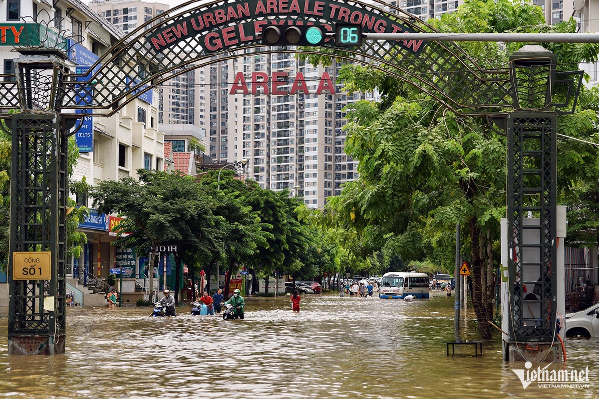  Khu đô thị Nam An Khánh gần điểm du lịch Thiên đường Bảo Sơn (huyện Hoài Đức, Hà Nội) bị ngập sâu từ ngày 23 đến 24/7 sau trận mưa kéo dài nhiều giờ.