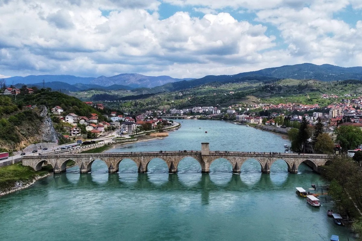 Bắc qua sông Drina tại thị trấn Visegrad, miền Đông Bosnia và Herzegovina, cầu Mehmed Pasa Sokolovic là cây cầu đẹp và nổi tiếng nhất được xây dựng trong giai đoạn tồn tại của đế quốc Ottoman. Ảnh: Adria Fun.