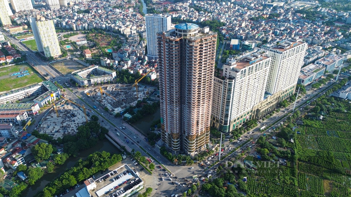 Dự án tổ hợp dịch vụ thương mại và nhà ở  QMS Top Tower do công ty Cổ phần trường học Quang Minh làm chủ đầu tư. Dự án được xây dựng trên diện tích hơn 6.500 m2, cao 45 tầng, gồm 490 căn hộ. Dự án bắt đầu triển khai từ quý II/2018, đến tháng 4/2020 dự án đã thi công xong phần thô và cất nóc. Tuy nhiên, đến nay dự án chậm tiến độ bàn giao và chưa thể đưa vào sử dụng như dự kiến.