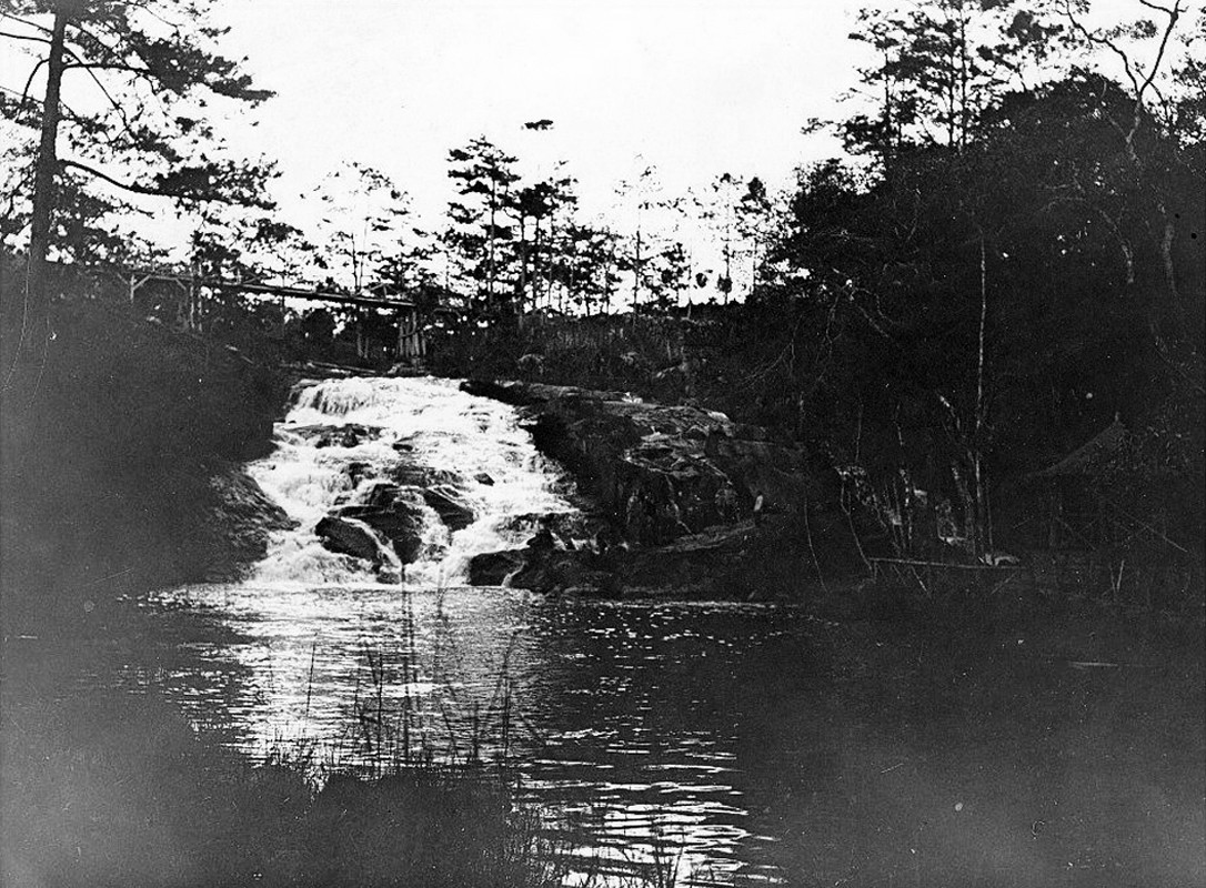  Thác Cam Ly ở Đà Lạt thập niên 1920. Ảnh: Raymond Chagneau.