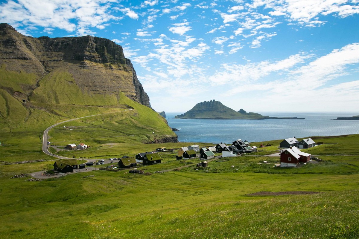 Nằm trên đảo Vagar, một hòn đảo nhỏ thuộc quần đảo Faroe trực thuộc Đan Mạch,  làng Gásadalur được coi là một trong những ngôi làng có cảnh quan ấn tượng nhất thế giới. Ảnh: Trail Exposure.