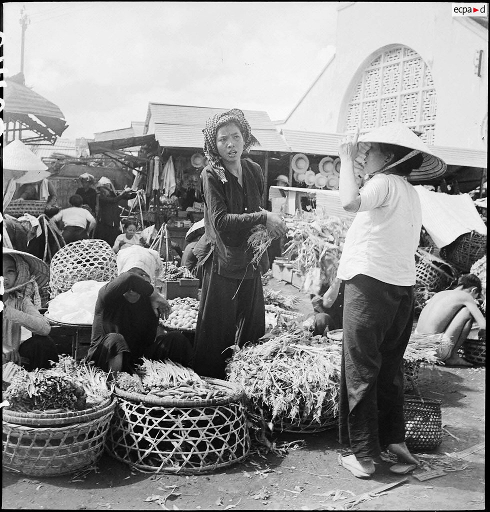 Những người bán rau ở  chợ Cầu Ông Lãnh, Sài Gòn năm 1950. Được xây dựng vào khoảng năm 1864, chợ Cầu Ông Lãnh là một trong những khu chợ lâu đời nhất Sài Gòn. Ảnh: Auteur inconnu/ECPAD/Défense.