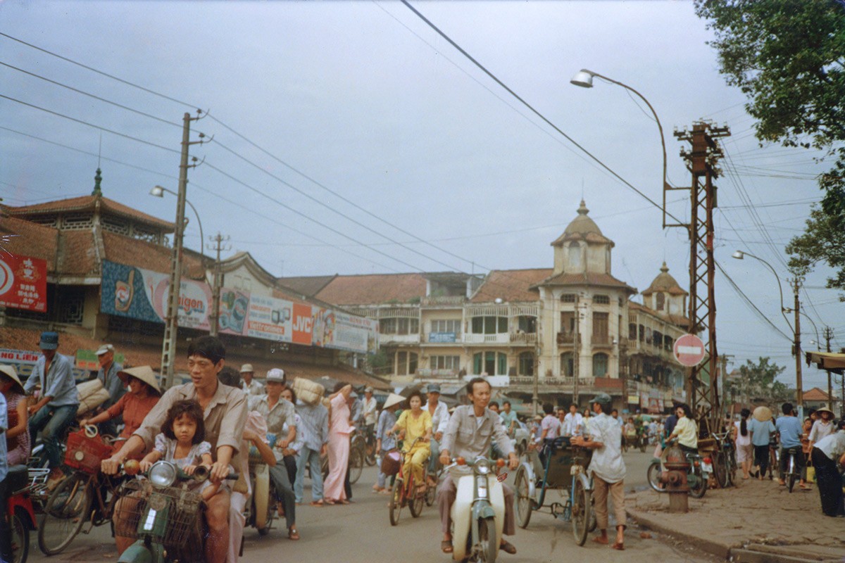 Đường Tháp Mười, phía ngoài chợ Bình Tây,  TP HCM năm 1990. Ảnh: Marc Yablonka / SFA 78.