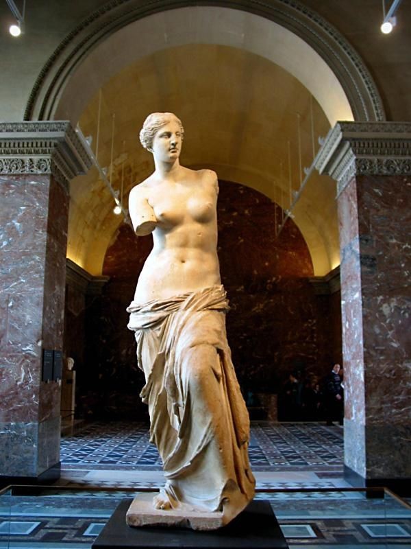  "Venus de Milo". Tượng nữ thần Aphrodite, đại diện cho vẻ đẹp và tình yêu, được tìm thấy trên đảo Milos. Đây là một trong những bức tượng nổi tiếng nhất của người  Hy Lạp cổ đại. Ảnh: Pinterest.