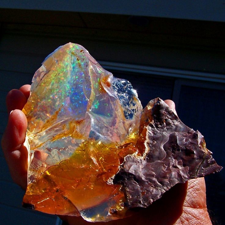  1. Opal.  Khoáng vật Opal nổi tiếng với hiện tượng quang học thú vị: khi ánh sáng tán xạ qua cấu trúc hiển vi của nó sẽ tạo ra những màu sắc sặc sỡ như cầu vồng. Mỗi viên opal có thể có nhiều màu sắc khác nhau, tùy thuộc vào góc nhìn. Ảnh: Pinterest.