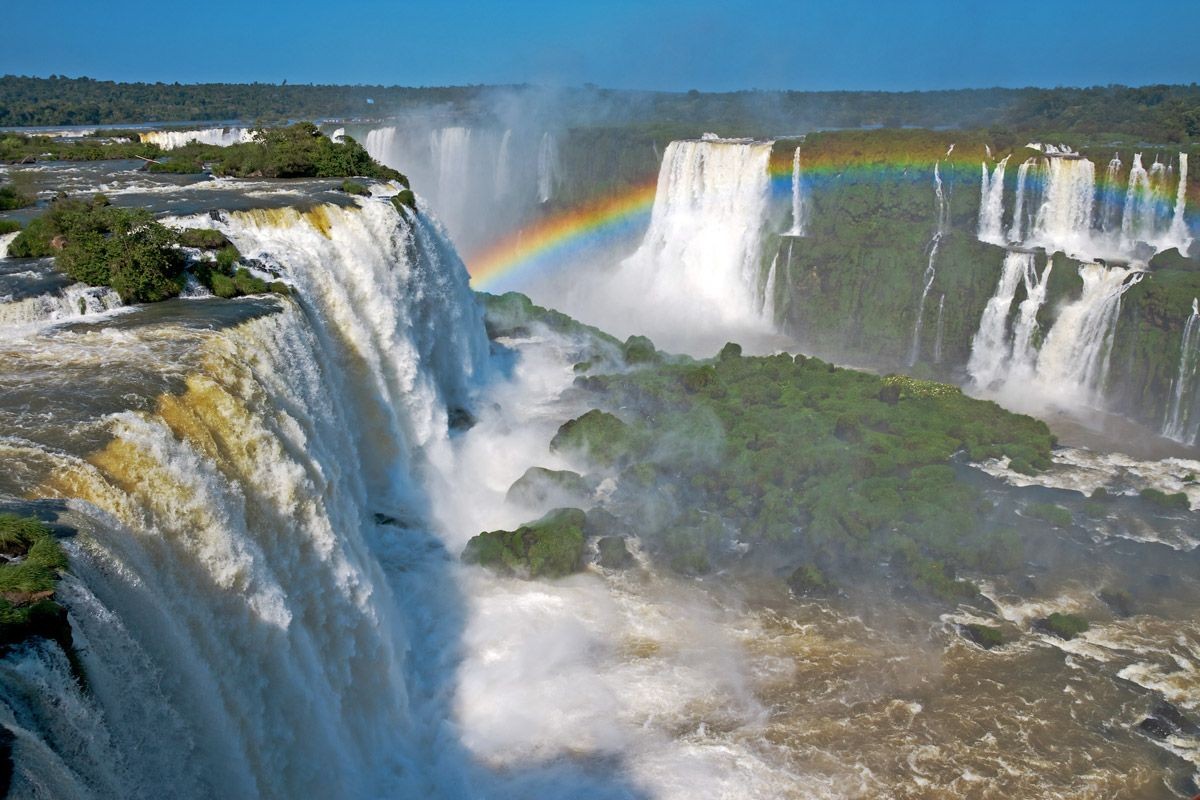  1. Thác Iguazu (Argentina &amp; Brazil). Thác Iguazu nằm trên biên giới Argentina và Brazil, là một trong những thác nước lớn nhất thế giới với hơn 275 nhánh thác tạo thành. Thác được bao quanh bởi rừng mưa nhiệt đới, tạo nên cảnh quan tuyệt đẹp và hùng vĩ. Ảnh: Pinterest.