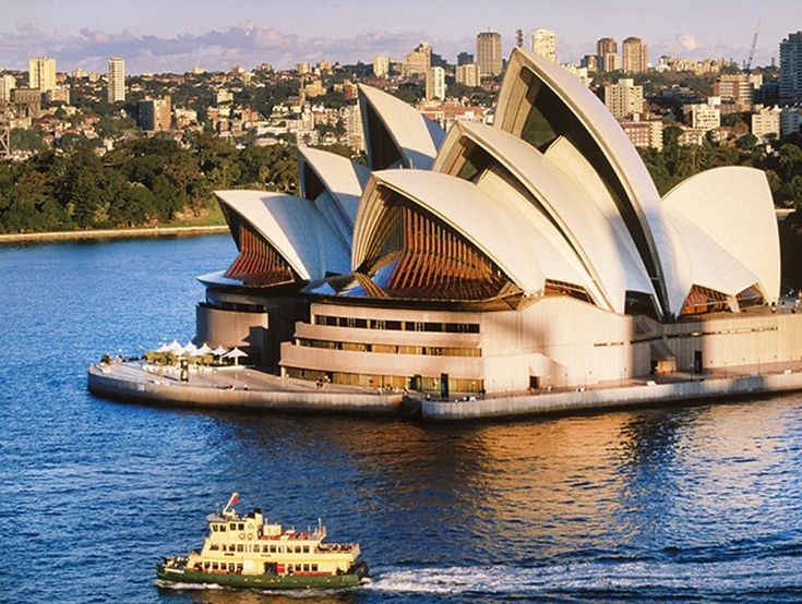  1. Nhà hát Opera Sydney (Sydney, Australia). Năm hoàn thành: 1973. Đặc điểm: Với hình dáng mái vòm độc đáo, giống như những cánh buồm vươn ra giữa biển, nhà hát Opera Sydney là một biểu tượng của  kiến trúc hiện đại và là một trong những công trình kiến trúc nổi tiếng nhất thế giới. Ảnh: Pinterest.