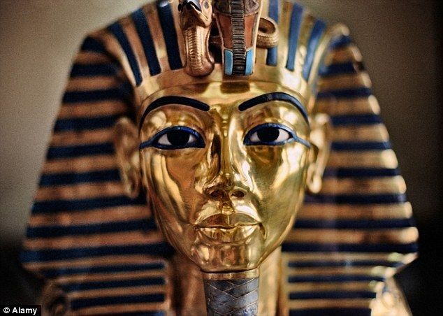  Mặt nạ của Tutankhamun ("Tutankhamun's Death Mask"). Mặt nạ vàng nạm đá quý từ lăng mộ của Pharaoh Tutankhamun được các nhà nghiên cứu coi là biểu tượng bất hủ của nền nghệ thuật  Ai Cập cổ đại. Ảnh: Pinterest.