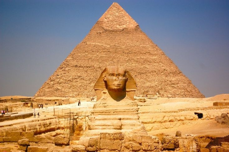  Kim Tự Tháp Giza - Ai Cập. Kim tự tháp Giza, đặc biệt là Đại Kim Tự Tháp, được xây dựng bằng hàng triệu khối đá nặng tới vài tấn. Có quan điểm cho rằng công trình này đã được hỗ trợ bởi  người ngoài hành tinh vì kỹ thuật xây dựng tinh vi và khối lượng công việc quá đồ độ. Ảnh: Pinterest.