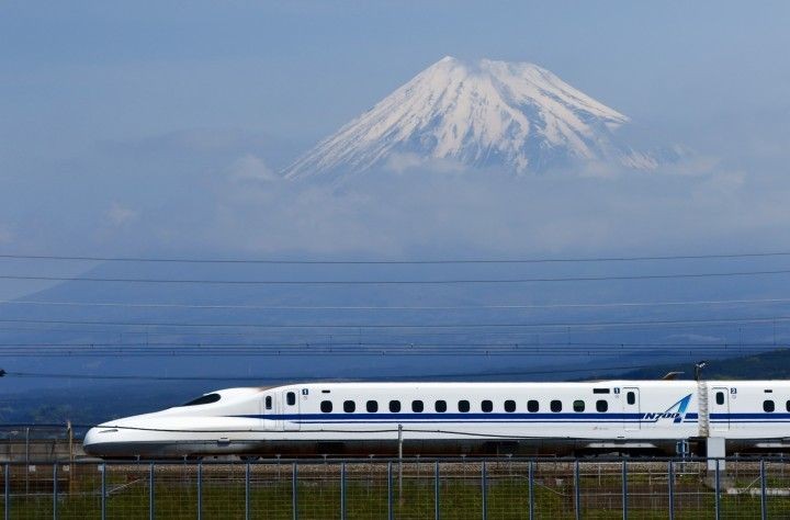  1. Shinkansen - Nhật Bản. Năm hoạt động: 1964 (Tuyến Tōkaidō Shinkansen là tuyến đầu tiên). Độ dài: Khoảng 3.000 km (tổng các tuyến). Ảnh: Pinterest.