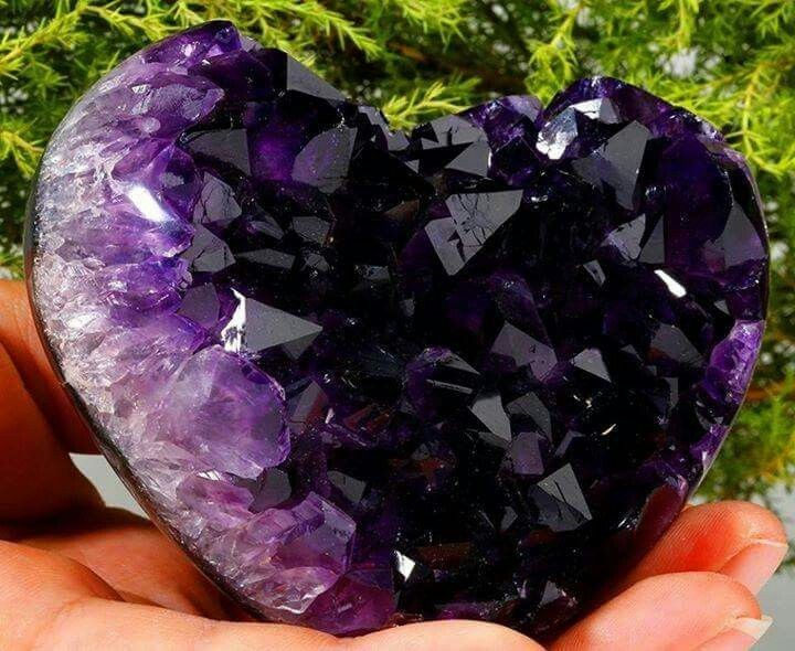  1. Nguồn gốc tên gọi. Tên "amethyst" của  thạch anh tím xuất phát từ tiếng Hy Lạp amethystos, nghĩa là "không say rượu". Người Hy Lạp cổ tin rằng thạch anh tím có thể bảo vệ họ khỏi sự say xỉn. Ảnh: Pinterest.