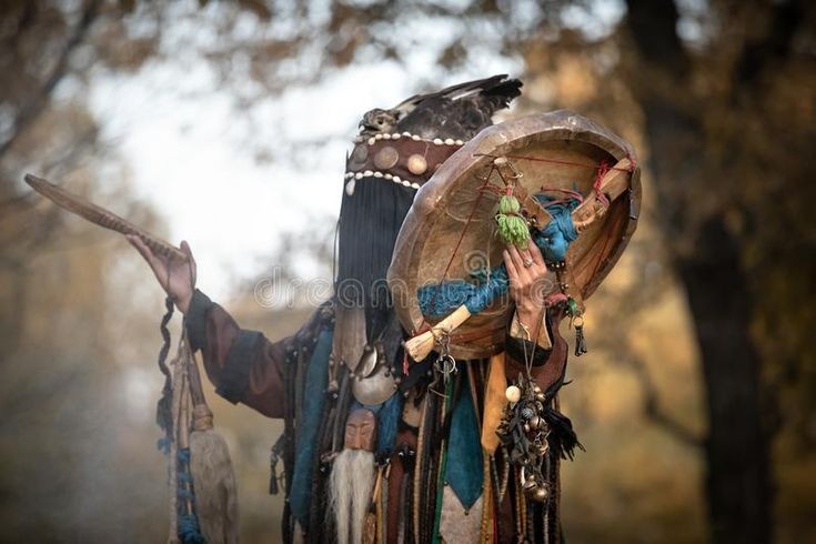  1. Định nghĩa Shaman. Thuật ngữ " Shaman" xuất phát từ tiếng Tungus (Siberia), có nghĩa là "người biết" hoặc "người chữa lành". Shaman được xem là trung gian giữa thế giới con người và thế giới linh hồn. Ảnh: Pinterest.