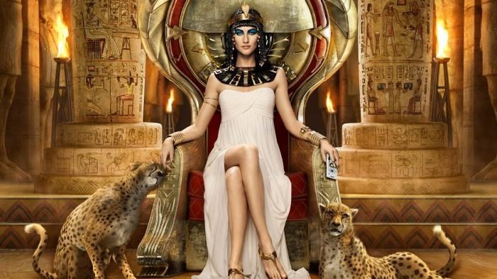  1. Không phải người Ai Cập.  Cleopatra thuộc dòng họ Ptolemy đến từ Hy Lạp. Dòng họ này cai trị Ai Cập sau khi Alexander Đại đế chinh phục vùng đất Ai Cập. Ảnh: Pinterest.