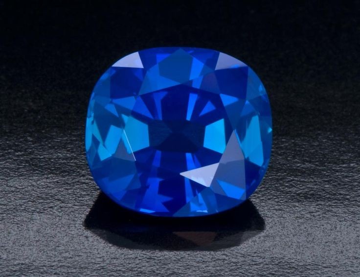  1. Thành phần hóa học. Sapphire là một dạng tinh thể của corundum, một khoáng chất chứa oxit nhôm (Al₂O₃), và màu sắc của nó được tạo nên bởi các nguyên tố vi lượng như sắt, titan, hoặc crom. Ảnh: Pinterest.