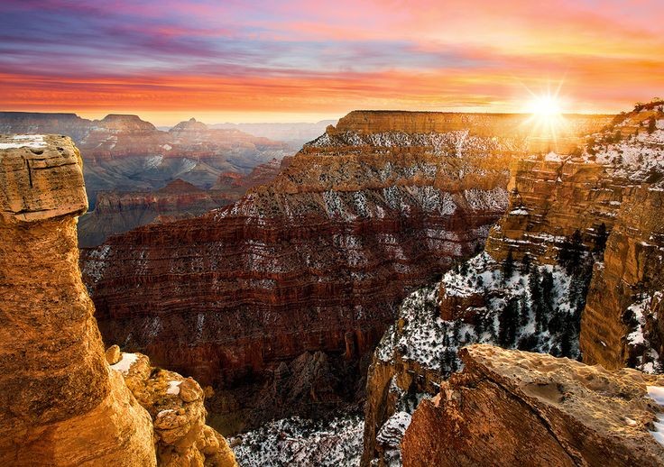  1. Được hình thành qua hàng triệu năm. Grand Canyon được sông Colorado "khắc" nên trong suốt 5-6 triệu năm qua. Quá trình này làm lộ ra một số lớp đá cổ có tuổi đời lên đến 1,8 tỷ năm. Ảnh: Pinterest.