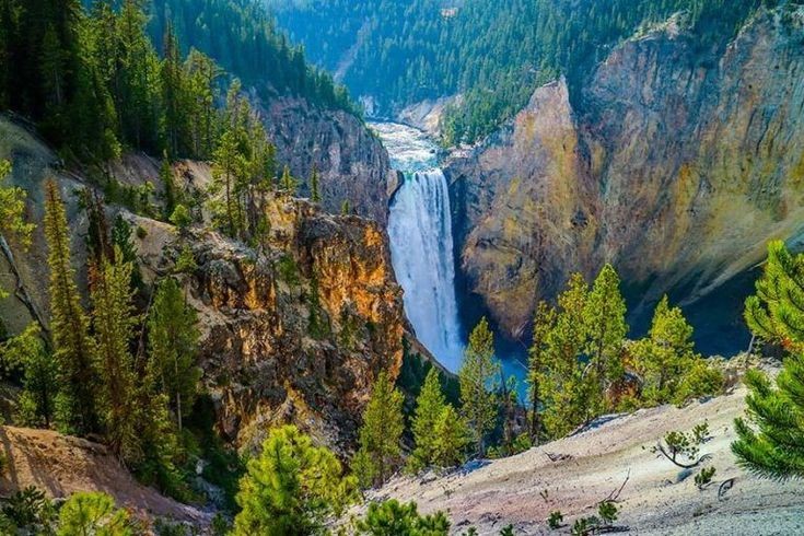  1. Là công viên quốc gia đầu tiên trên thế giới.  Công viên quốc gia Yellowstone được thành lập vào năm 1872, trở thành công viên quốc gia đầu tiên trên thế giới. Đây là bước khởi đầu cho phong trào bảo tồn thiên nhiên toàn cầu. Ảnh: Pinterest.