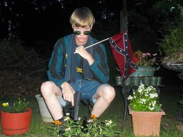 Trong " tuyên ngôn giết người", kẻ xả súng vào nhà thờ ở Chalerston, Dylann Roof, cầm súng ngắn, mang cờ liên bang miền nam phân biệt chủng tộc hồi nội chiến Mỹ.