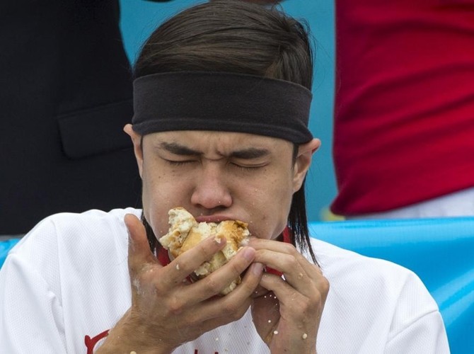 Matt Stonie ăn hot dog (bánh mì kẹp xúc xích) trong Cuộc  thi ăn hot dog  Nathan trong ngày 4/7/2015 tại Brooklyn, New York. Stonie đã đánh bại  Joey Chestnut - người đã 8 lần đoạt chức vô địch - với tỷ số 62-60 chiếc bánh mì kẹp xúc xích.