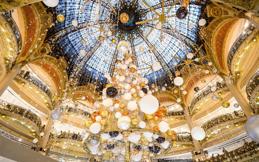 Galeries Lafayette ở thủ đô Paris luôn luôn có  cây thông Noel vô cùng bắt mắt. Trong ảnh là cây thông Noel vũ trụ được trang điểm với các thiên thạch bằng bạc và vàng.