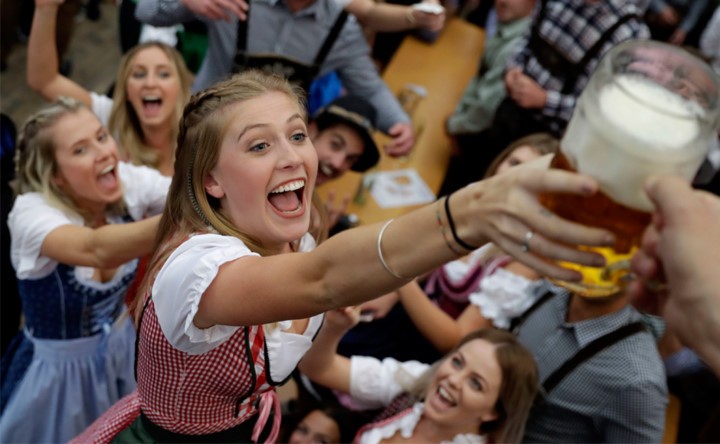 Oktoberfest, lễ hội bia nổi tiếng của nước Đức Oktoberfest là sự kiện mang đậm bản sắc văn hóa, ẩm thực độc đáo được khai mạc tại địa điểm quen thuộc dưới chân tượng đài Bavaria, thành phố Munich. Ảnh: AP