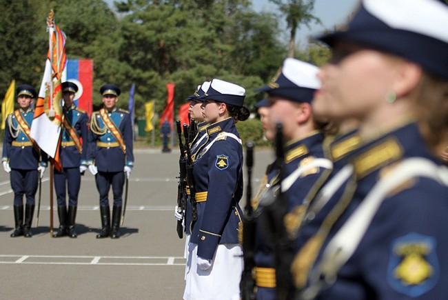 Đến ngày 30/9, có 16 cô gái đã đọc tuyên thệ tại Trường Không quân cao cấp Krasnodar. Đây là 16 bóng hồng đầu tiên trong lịch sử nước Nga hiện đại tham gia khóa đào tạo  phi công quân sự. Ảnh: Russia Beyond