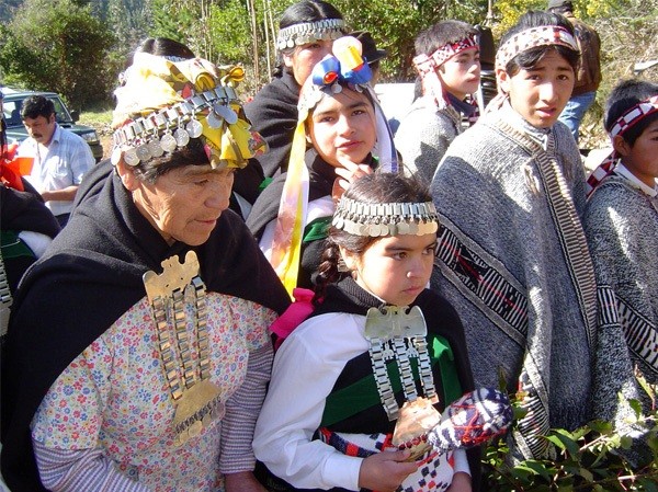 6. Những thổ dân Mapuche đã hiến tế một cậu bé để xoa dịu các trận động đất đang hoành hành. Vào tháng 7/1960, trong khi các trận động đất không ngừng diễn ra ở miền nam Chile, các thổ dân Mapuche của cộng đồng Lago Budi đã lấy tim của một bé trai (chừng 5-6 tuổi) để làm vật hiến tế. Mục đích của việc làm này, theo họ, là để xoa dịu sự nổi giận của thần linh.