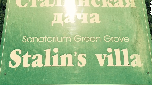 Tới du lịch ở thành phố bên bờ Biển Đen Sochi, du khách sẽ khó lòng bỏ qua nhà căn nhà nghỉ dưỡng ở nông thôn (hay còn gọi là dacha) của Joseph Stalin, cố lãnh đạo Liên Xô.