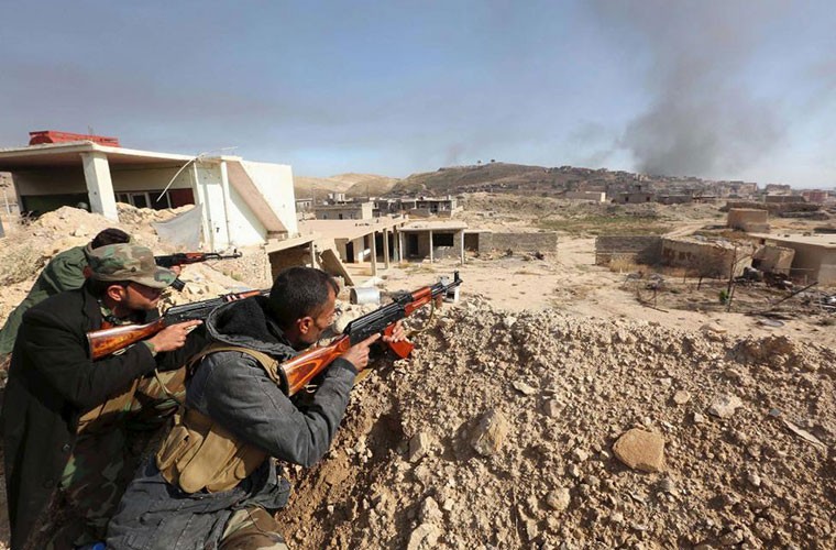 Các thành viên lực lượng Peshmerga người Kurd đang giao tranh với phiến quân IS ở thị trấn Sinjar, Iraq hôm 12/11/2015. Với hỗ trợ bởi các chiến đấu cơ Mỹ, lực lượng  dân quân người Kurd tấn công IS và đánh chiếm nhiều ngôi làng từ tay phiến quân IS.