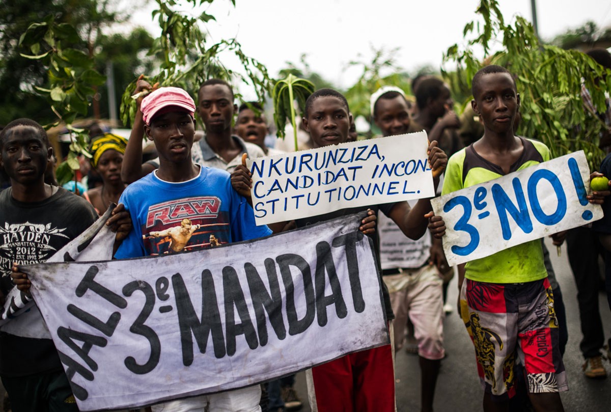 Cuộc chính biến ở Burundi đã nổ ra, kéo theo là các vụ biểu tình, trấn áp ở Thủ đô của Burundi. Ảnh: Hàng nghìn người đổ ra đường khi các cuộc biểu tình nổ ra vào năm ngoái ở Burundi nhằm phản đối việc Tổng thống Pierre Nkurunziza tranh cử chức tổng thống lần thứ ba.