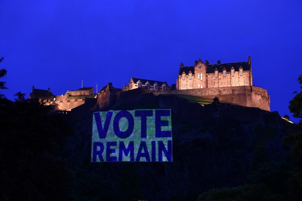 Dòng chữ “Vote Remain” (Bầu ở lại với EU) được sơn ở Lâu đài Edinburgh nhằm kêu gọi mọi người bỏ phiếu cho Anh ở lại EU trong cuộc trưng cầu dân ý tổ chức ở  Scotland.