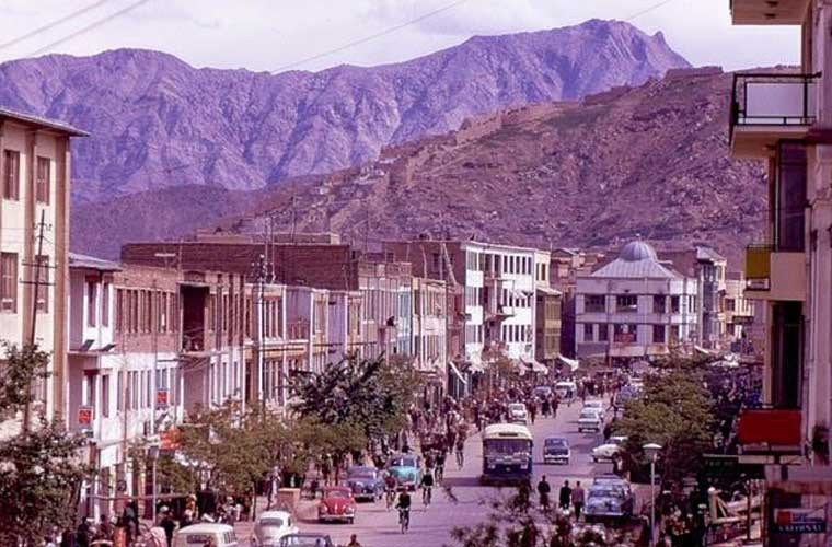 Trong bộ ảnh màu chụp năm 1969,  đất nước Afghanistan hiện ra là một quốc gia bình yên. Trong ảnh, một góc phố núi nhộn nhịp của Afghanistan.