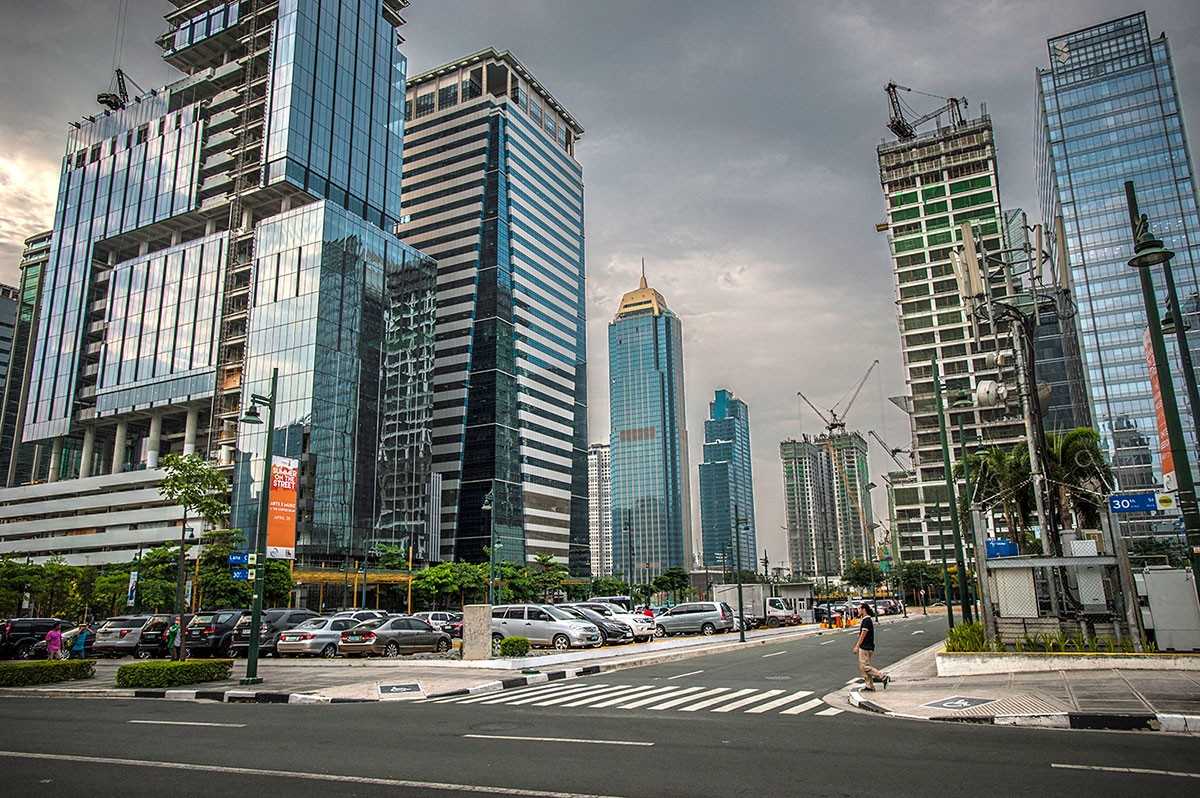 Bộ ảnh  chênh lệch giàu-nghèo ở Manila đã cho thấy phần nào những thách thức mà tân Tổng thống Philippines Rodrigo Duterte sẽ phải đối mặt. Ảnh: Một đường phố trung tầm sầm uất ở Thủ đô Manila...