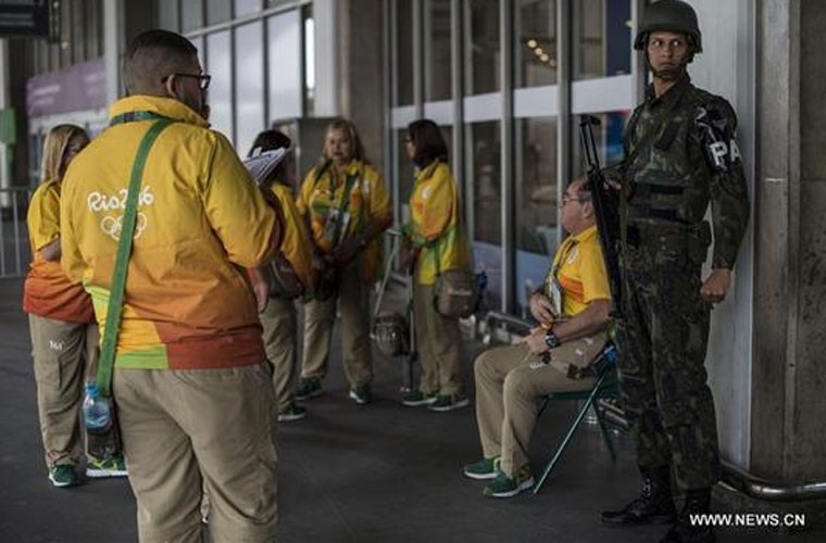 Một binh sỹ đứng gác bên ngoài sân bay quốc tế Rio ở Rio de Janeiro hôm 28/7.