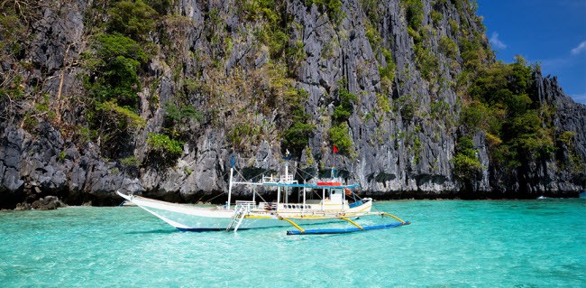 Là một trong những nơi hoang sơ cuối cùng tại Nam Thái Bình Dương, quần đảo Palawan của Philipines sở hữu thiên nhiên tuyệt đẹp với những vách núi đá vôi, hồ nước trong xanh và phong cảnh núi rừng hùng vĩ. Bãi biển ở đây có nước rất trong, phù hợp cho những du khách thích lặn bình khí và ống thở.