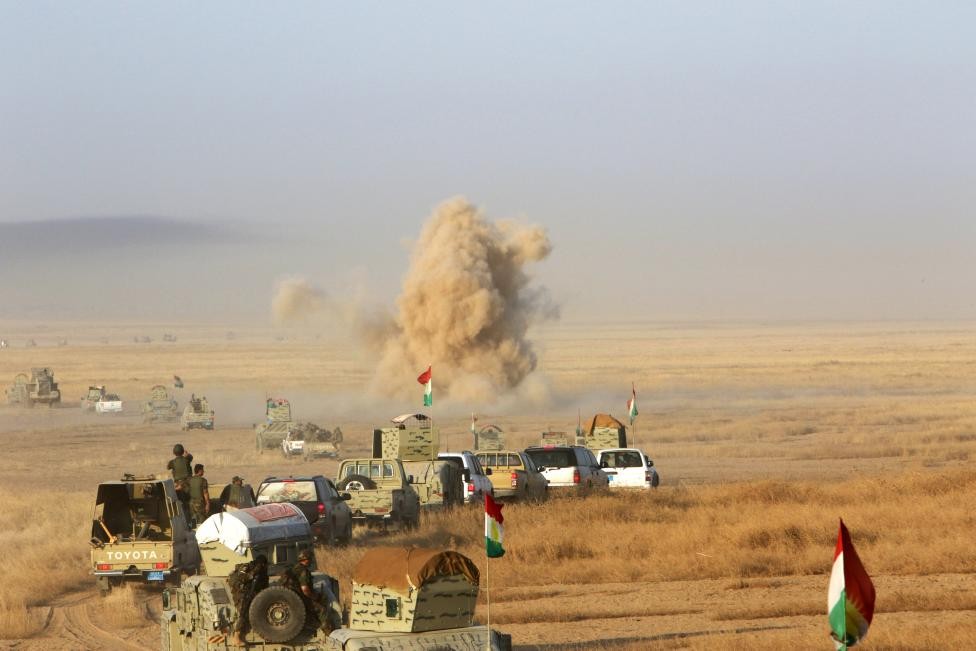 Đoàn xe quân sự của lực lượng Peshmerga người Kurd đang tiến về mạn đông nam Mosul, Iraq để tiến đánh  phiến quân IS.