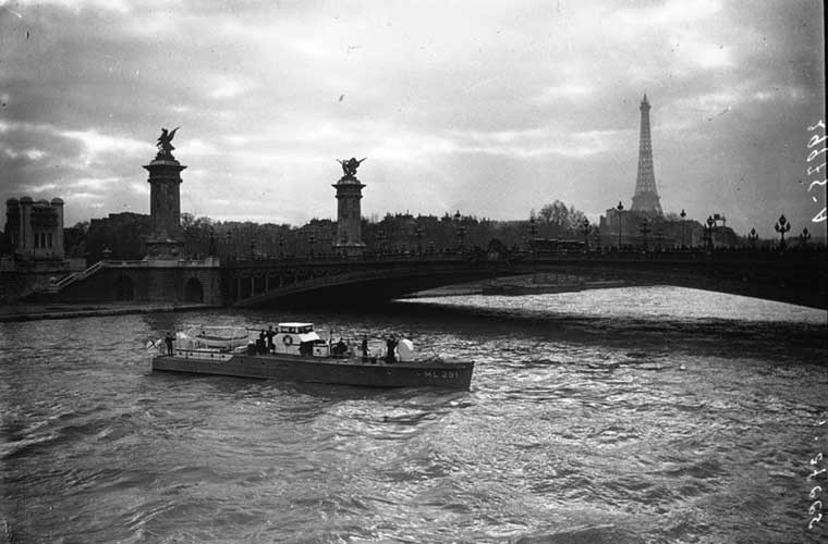 Chiếc thuyền di chuyển trên dòng sông Seine năm 1926. Hình ảnh Tháp Eiffel ở đằng sau.