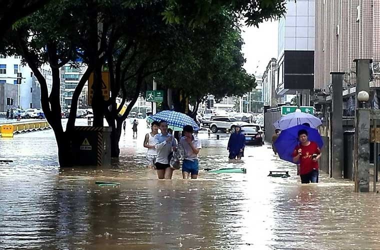 Theo cơ quan khí tượng thủy văn trung ương,  bão Megi đã đổ bộ vào Trung Quốc vào lúc 4h40 ngày 28/9, gây ra mưa lớn ở Hui’an, thành phố Tuyền Châu, đông tỉnh Phúc Kiến. Ảnh: Cảnh ngập lụt trên đường phố ở Hui'an, Tuyền Châu vào sáng 28/9 khi bão Megi đổ bộ.