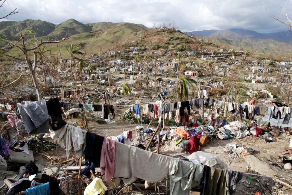 Các dây phơi quần áo chằng chịt ở khu vực bị  siêu bão Matthew càn quét ở Les Anglais, Haiti.